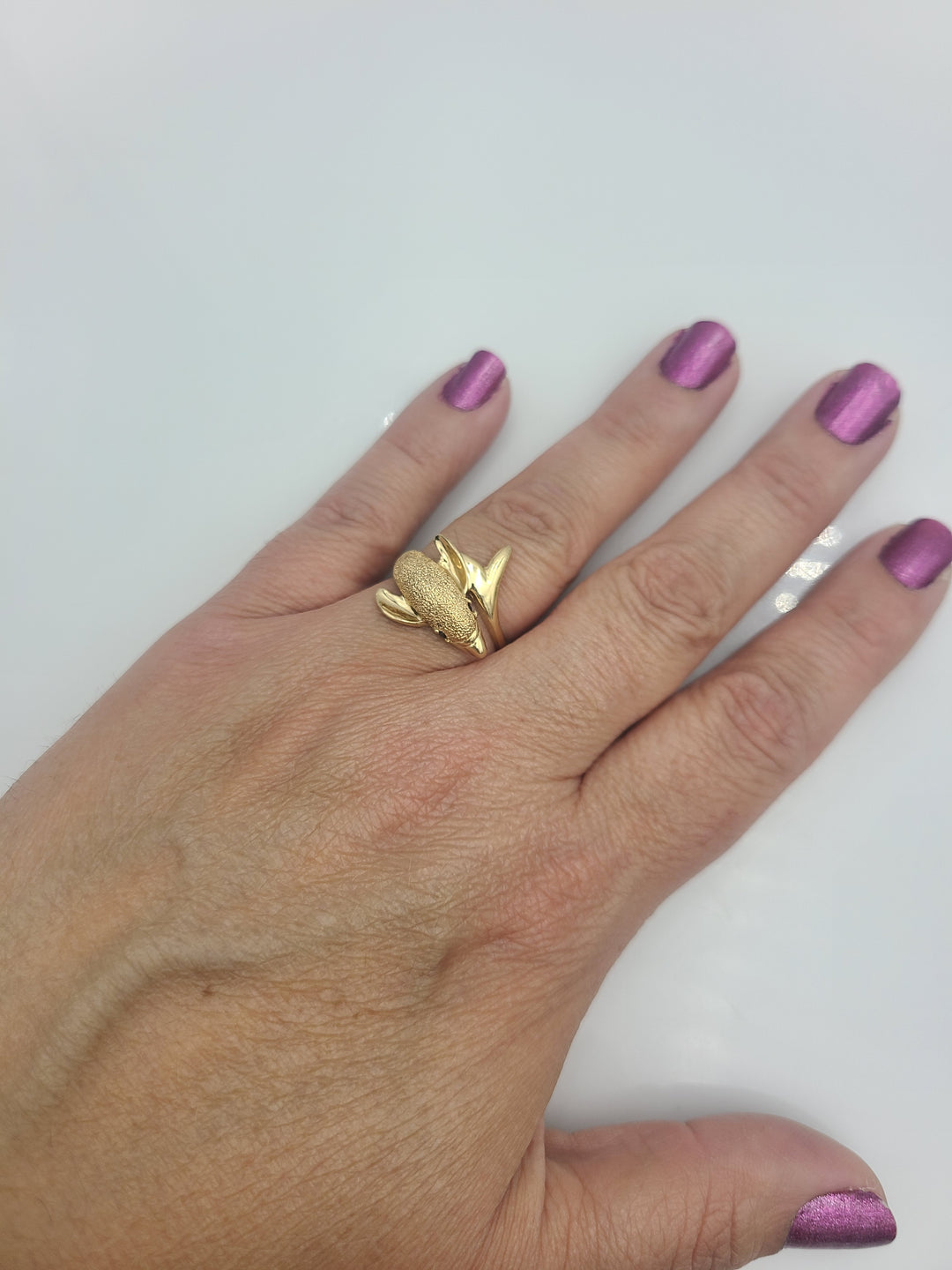 k923 Cute Ladies 14kt Yellow Gold Textured Dolphin Ring