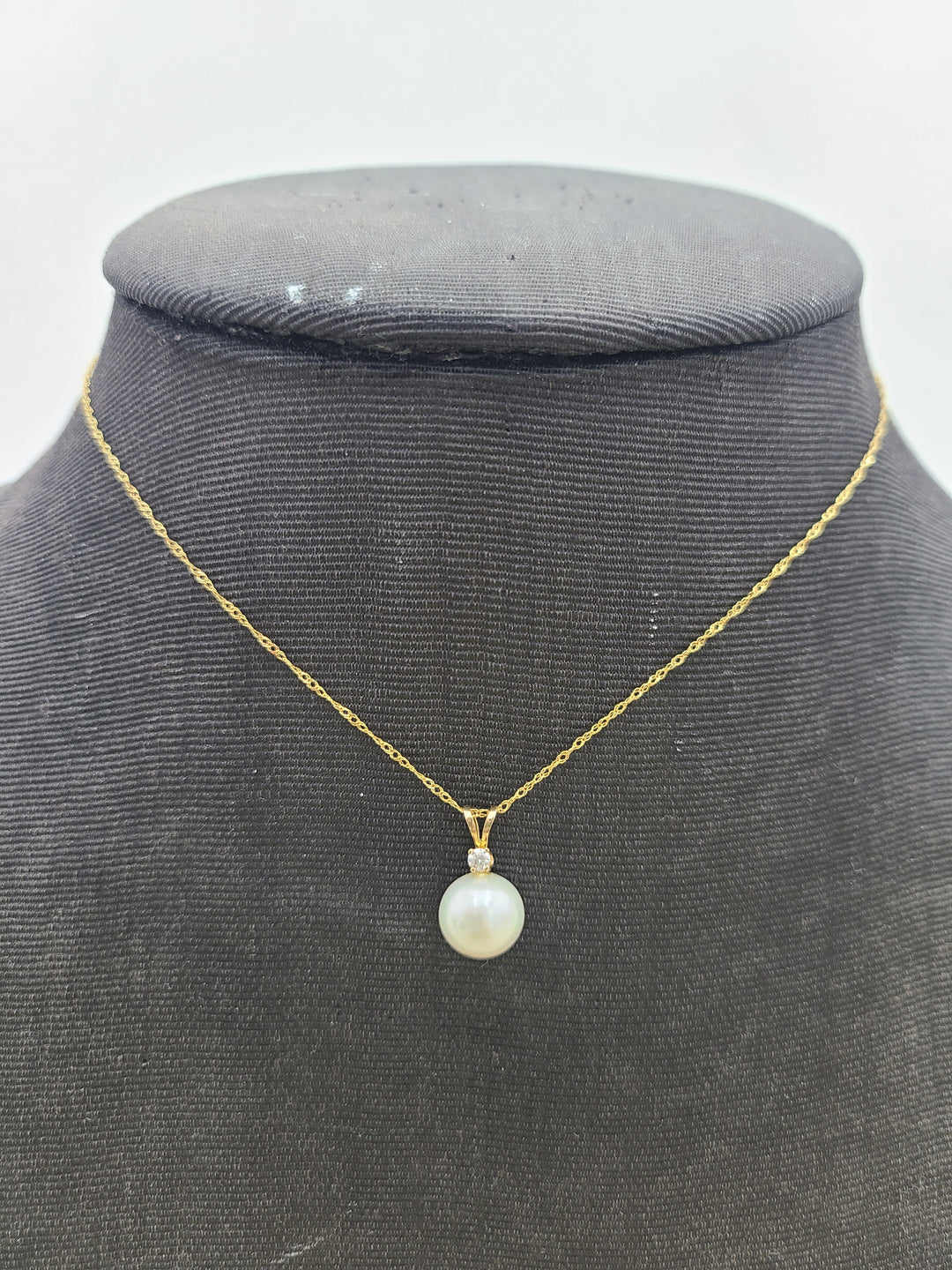 k902 Pretty 14kt Yellow Gold Pearl and Diamond Necklace