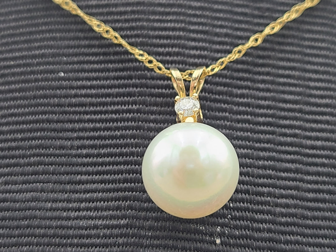 k902 Pretty 14kt Yellow Gold Pearl and Diamond Necklace