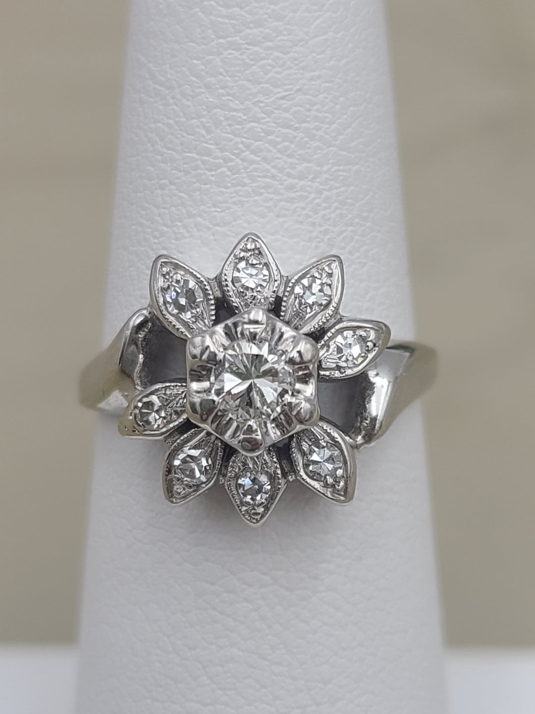 k838 Vintage Ladies 14kt White Gold Flower Style Diamond Ring