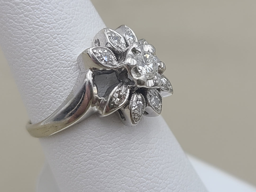 k838 Vintage Ladies 14kt White Gold Flower Style Diamond Ring
