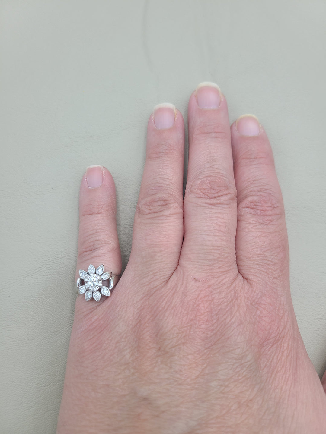 k838 Vintage Ladies 14kt White Gold Flower Style Diamond Ring