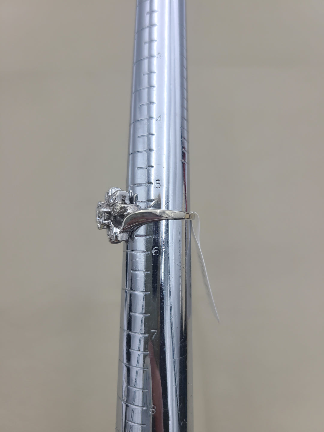 k838 Vintage Ladies 14kt White Gold Flower Style Diamond Ring