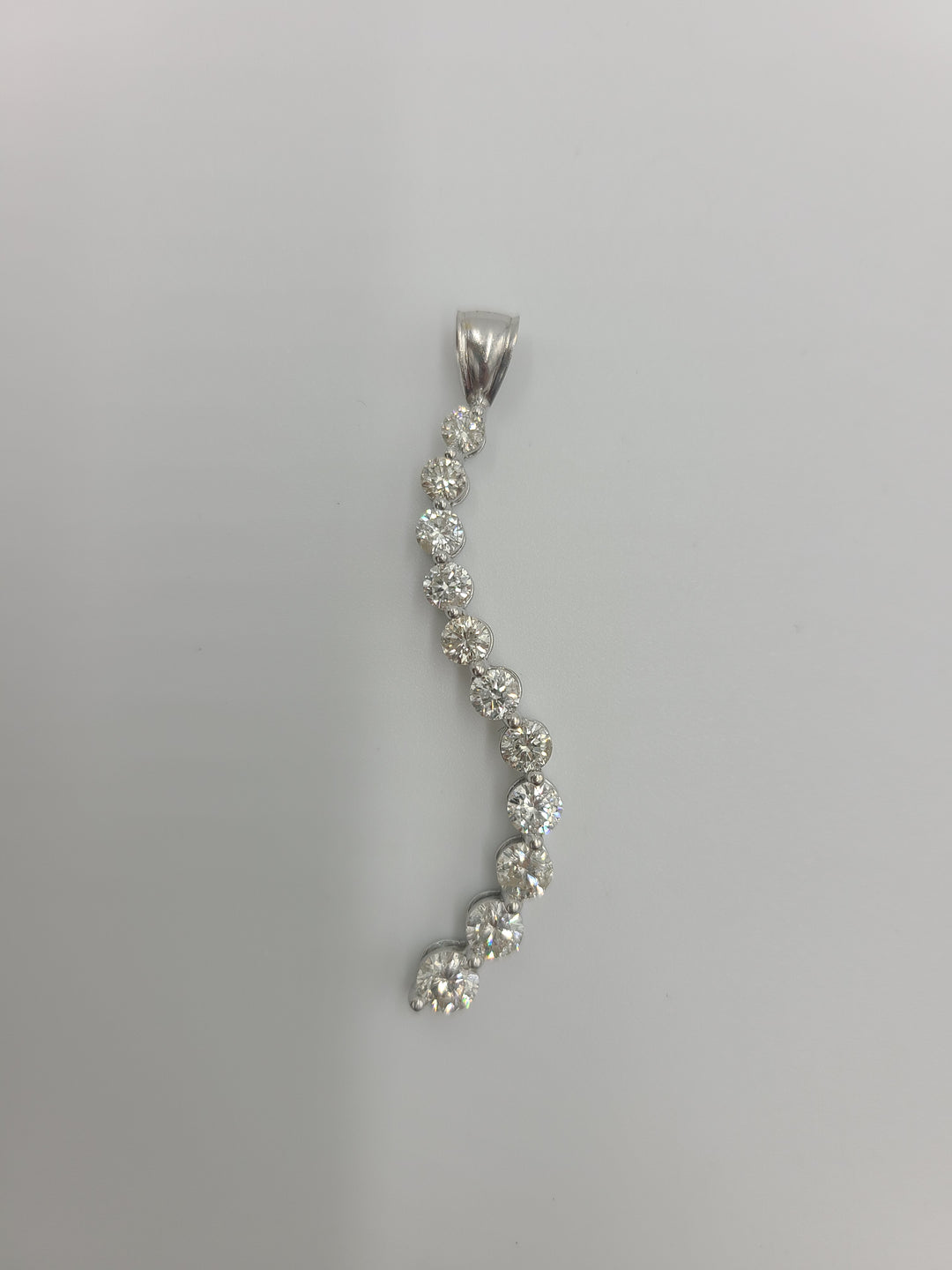 k646 Beautiful Ladies 2ct 14kt White Gold Graduated Diamond Pendant