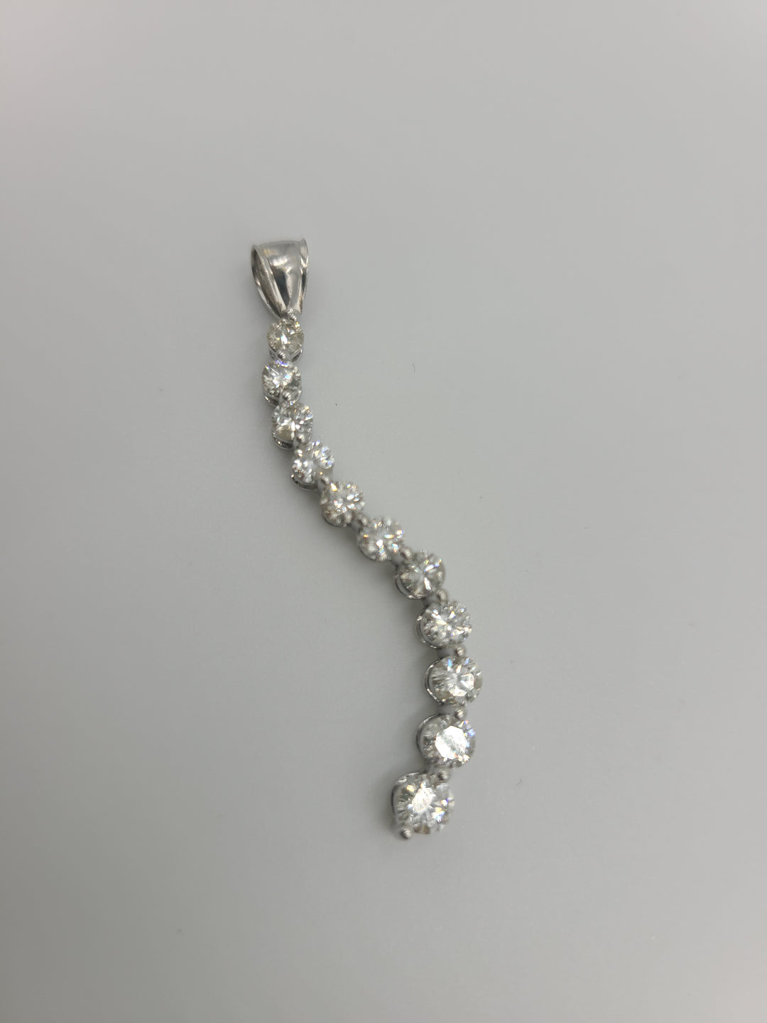 k646 Beautiful Ladies 2ct 14kt White Gold Graduated Diamond Pendant