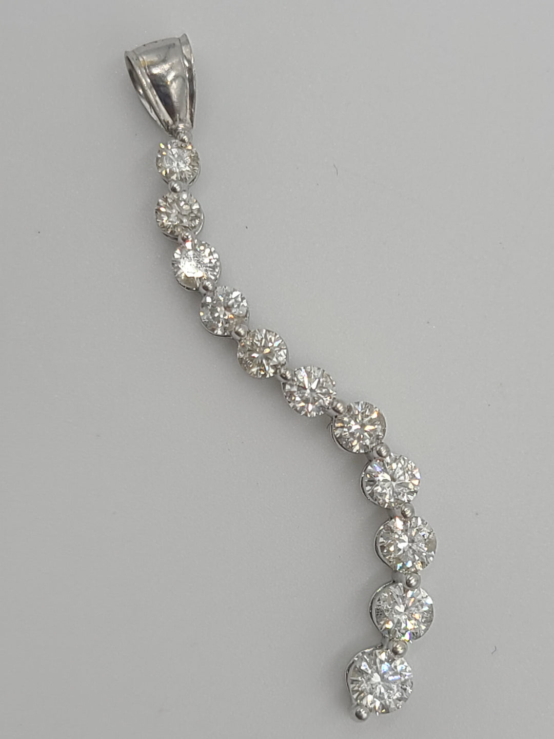 k646 Beautiful Ladies 2ct 14kt White Gold Graduated Diamond Pendant