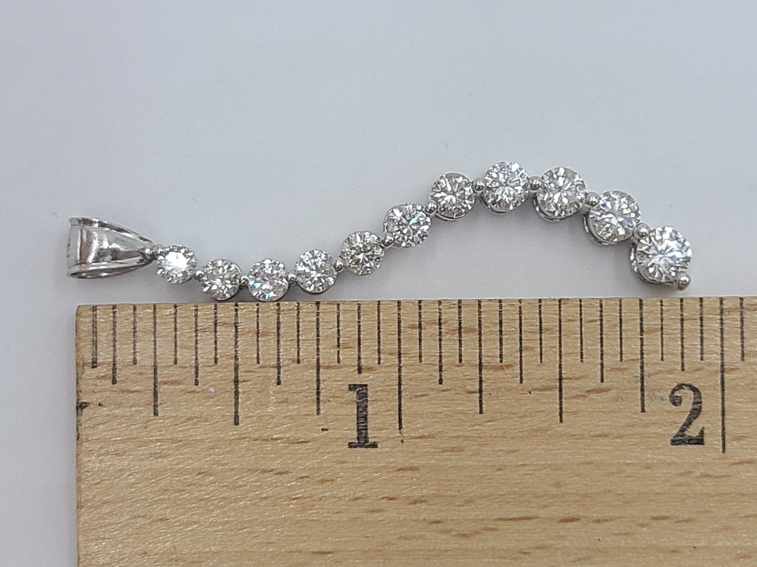 k646 Beautiful Ladies 2ct 14kt White Gold Graduated Diamond Pendant