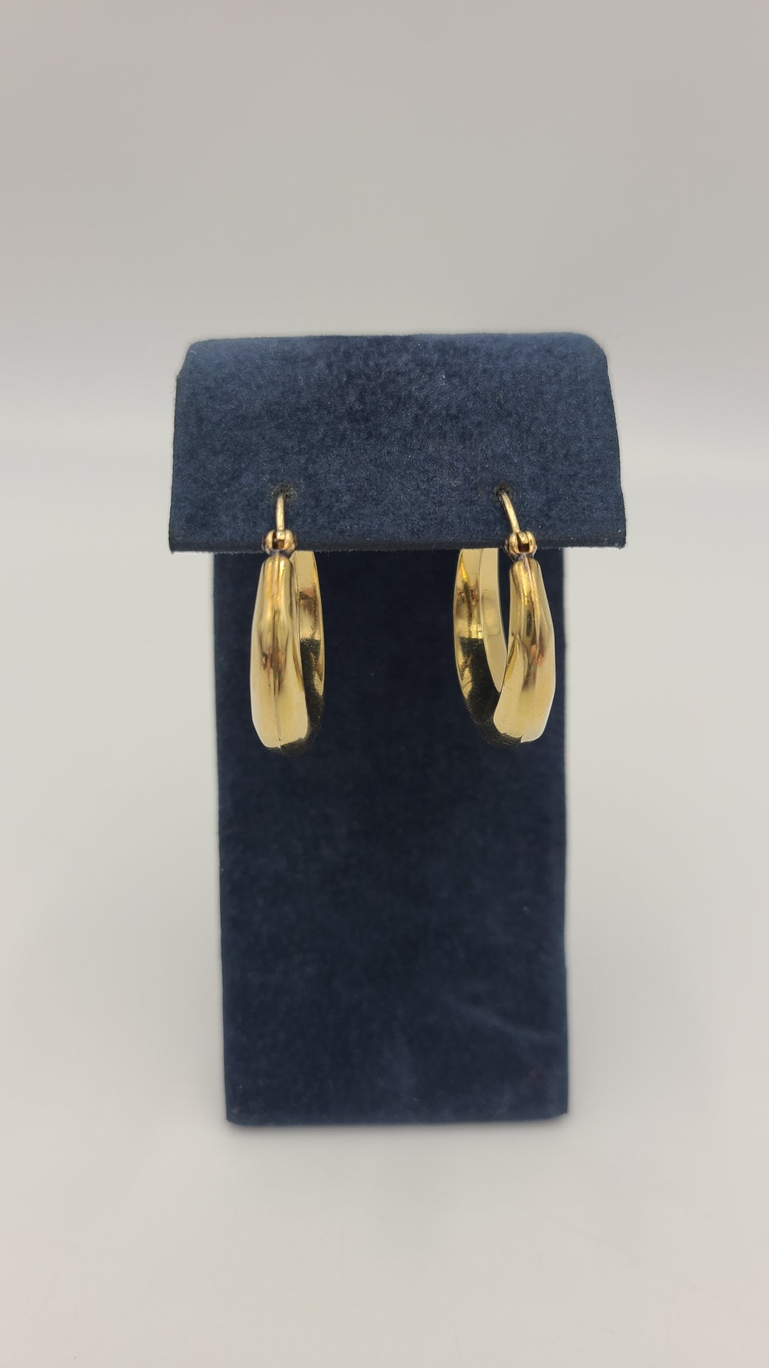 m691 Lovely Beveled 14kt Yellow Gold Hoop Earrings