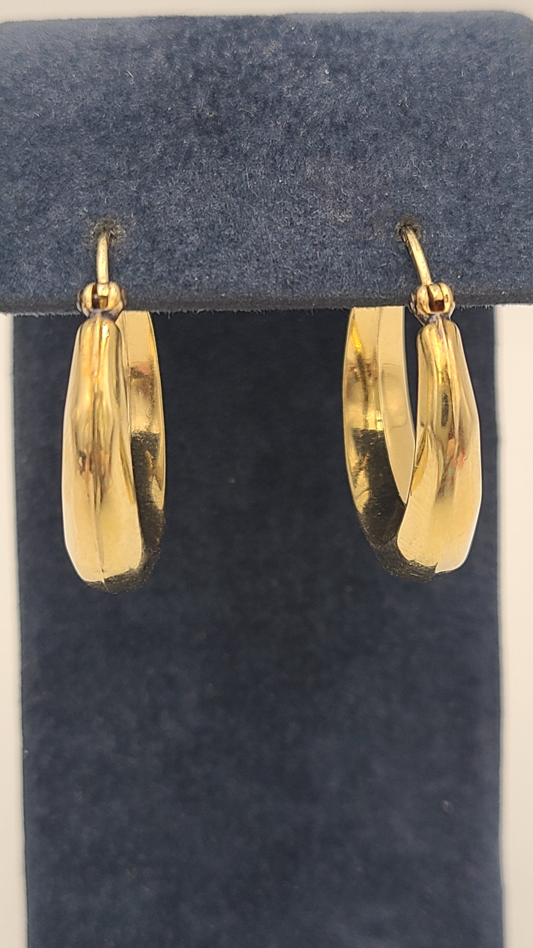 m691 Lovely Beveled 14kt Yellow Gold Hoop Earrings