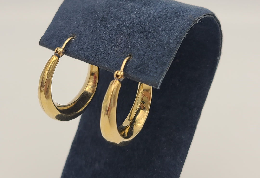 m691 Lovely Beveled 14kt Yellow Gold Hoop Earrings