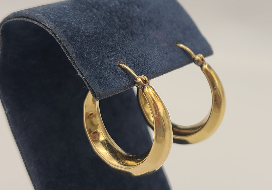 m691 Lovely Beveled 14kt Yellow Gold Hoop Earrings