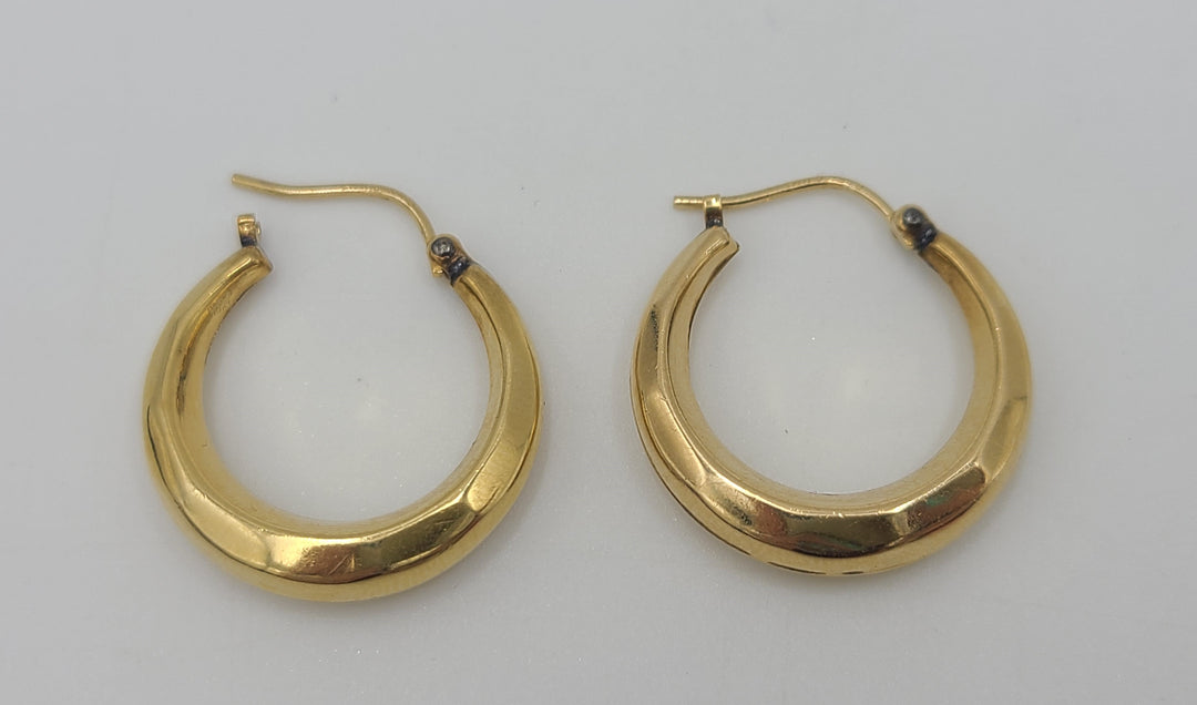 m691 Lovely Beveled 14kt Yellow Gold Hoop Earrings