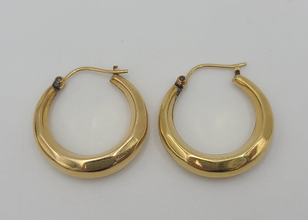 m691 Lovely Beveled 14kt Yellow Gold Hoop Earrings