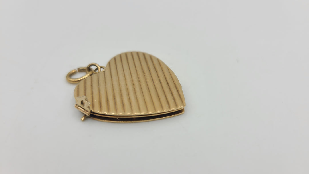 a743 Beautiful Large Heart Shape 14k Yellow Gold Locket