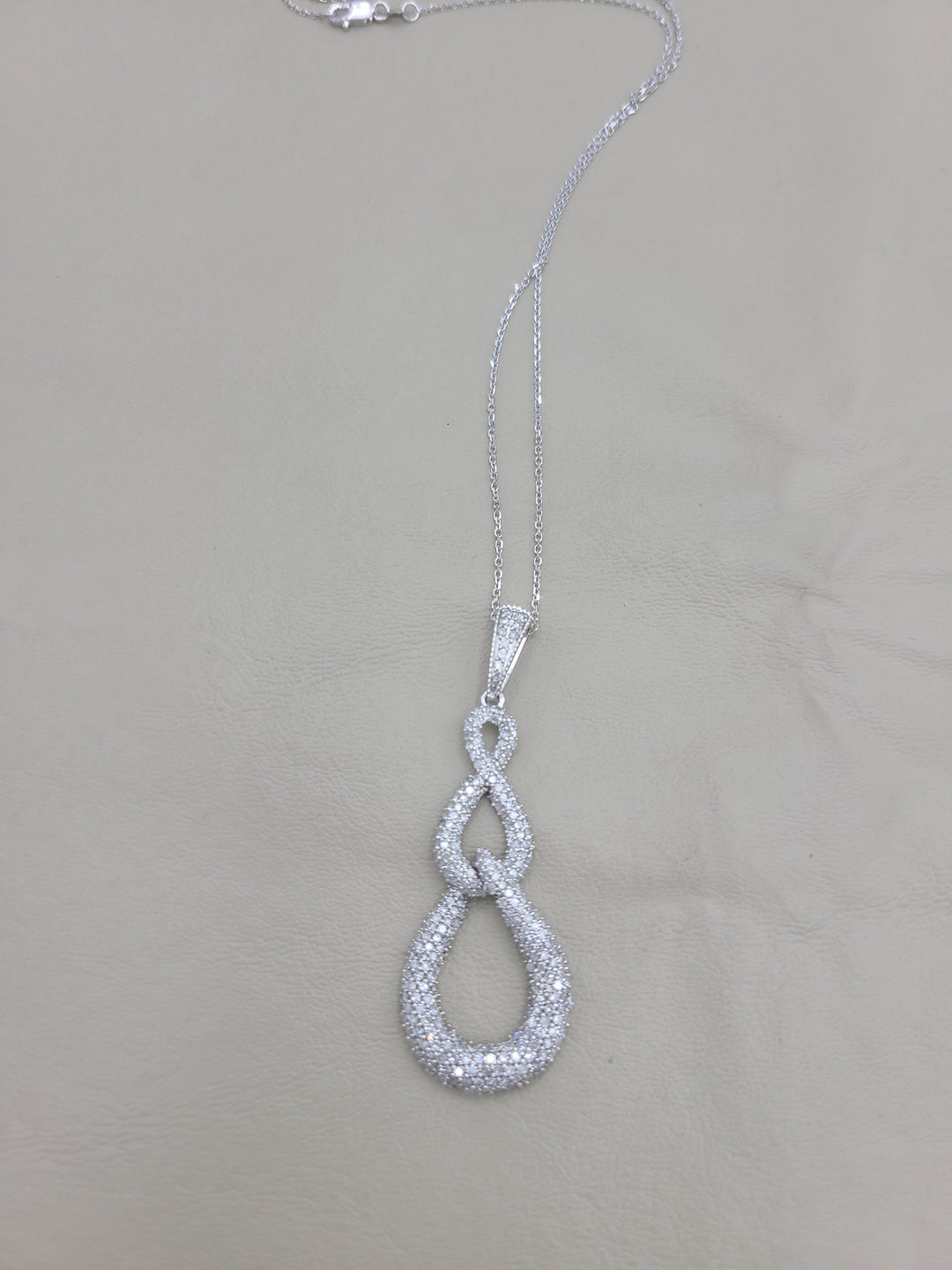 k900 Stunning Ladies 14kt White Gold Diamond Infinity Pendant and 18" Necklace