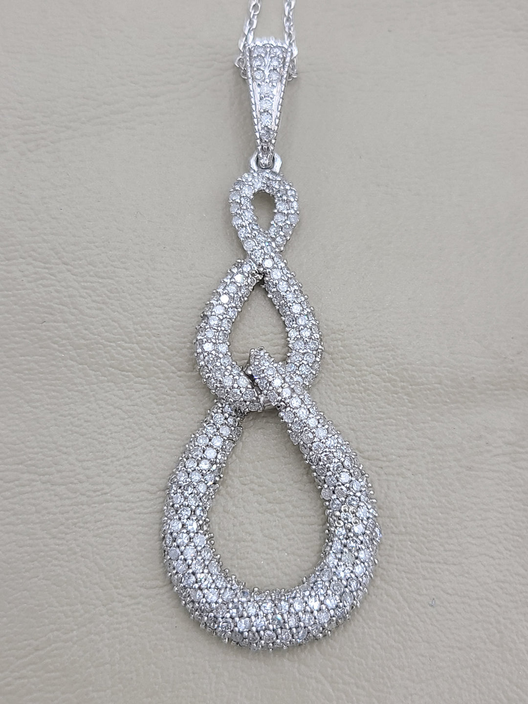 k900 Stunning Ladies 14kt White Gold Diamond Infinity Pendant and 18" Necklace