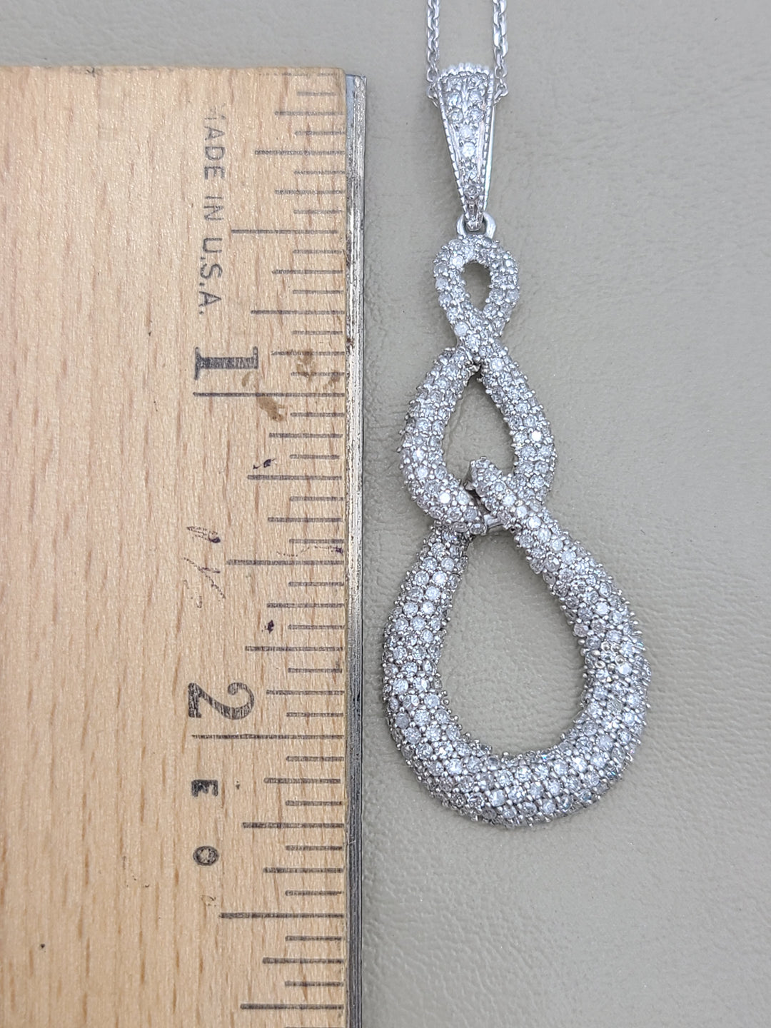 k900 Stunning Ladies 14kt White Gold Diamond Infinity Pendant and 18" Necklace