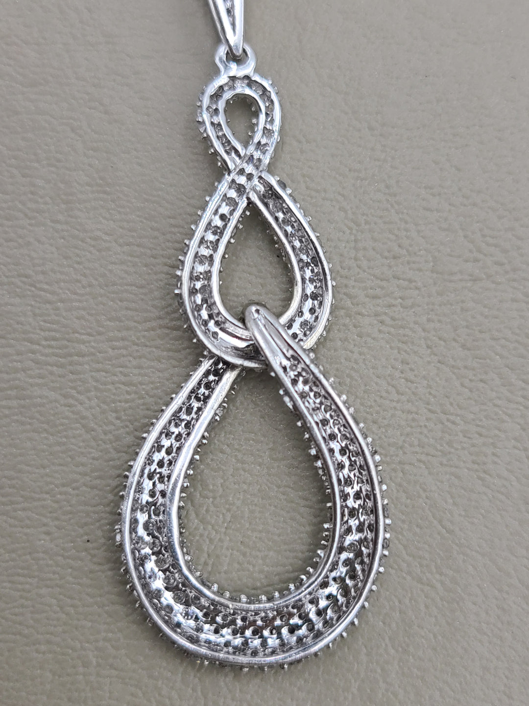 k900 Stunning Ladies 14kt White Gold Diamond Infinity Pendant and 18" Necklace