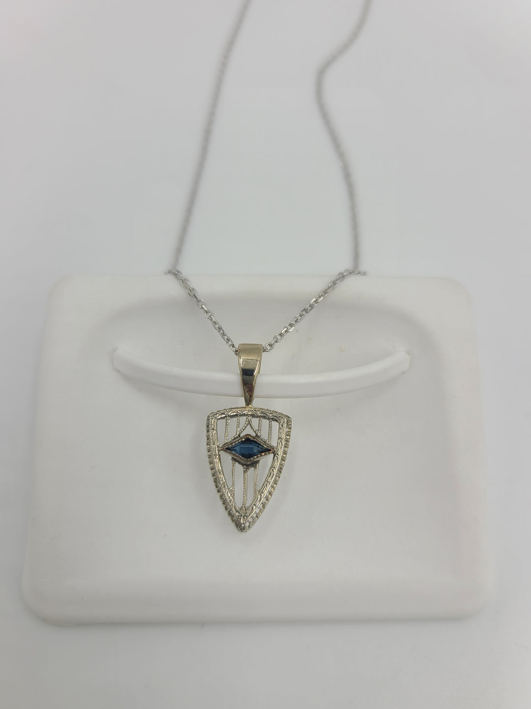 h102 Vintage 14k White Gold Necklace with Iolite in the Center