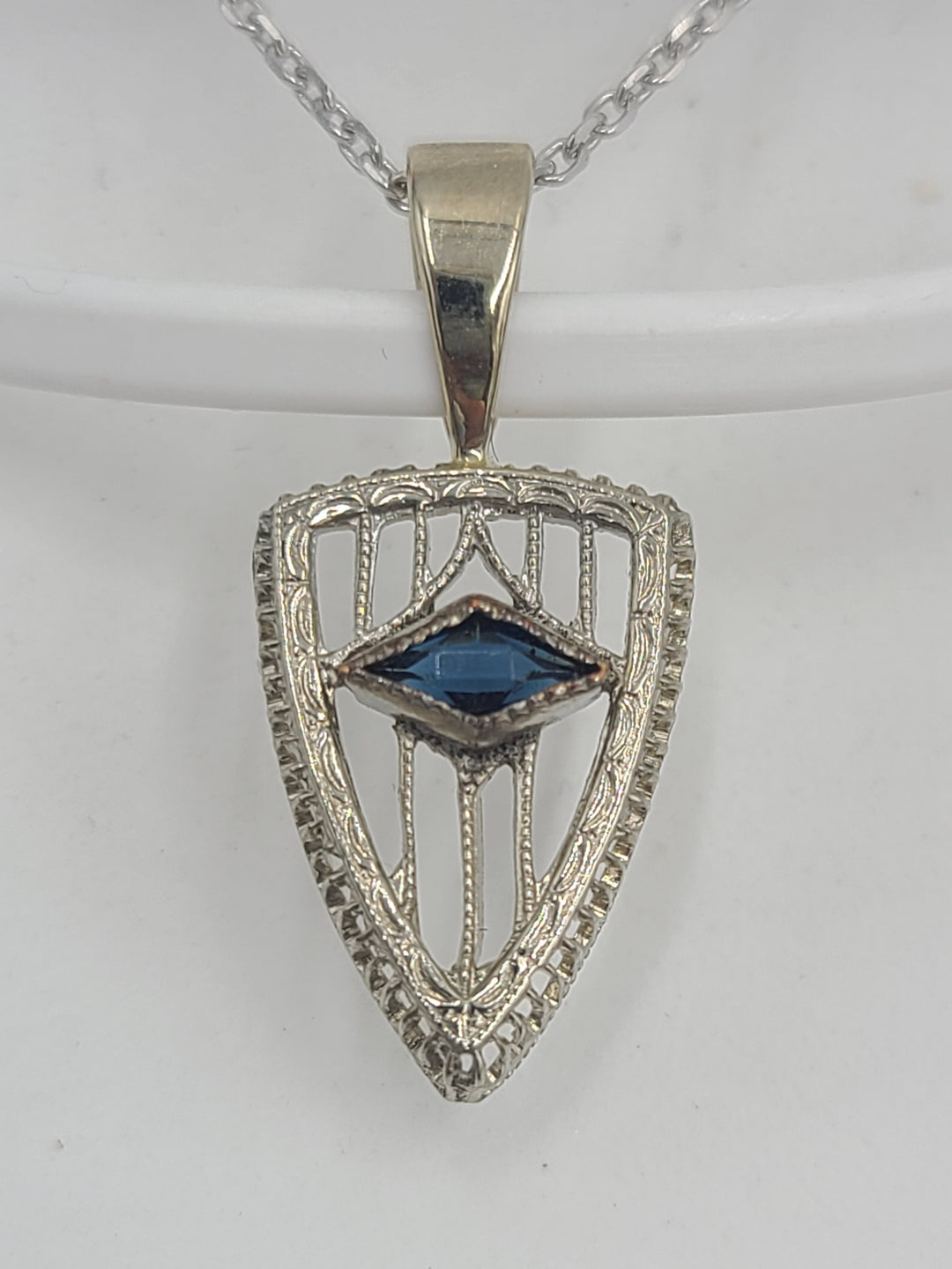 h102 Vintage 14k White Gold Necklace with Iolite in the Center