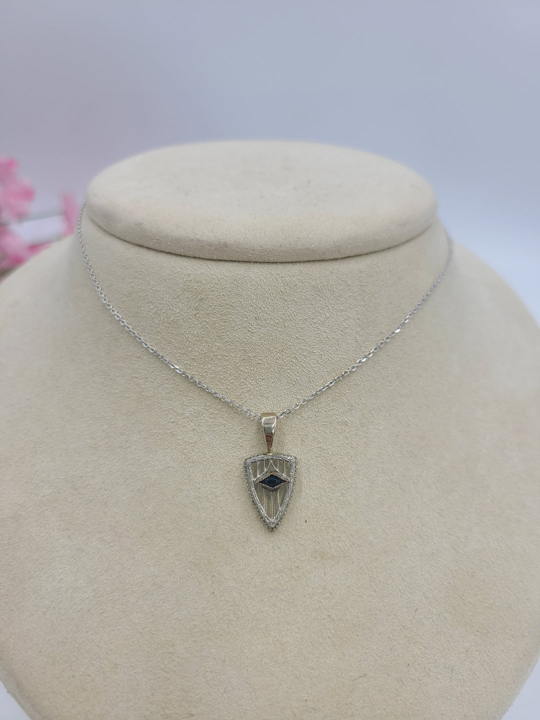 h102 Vintage 14k White Gold Necklace with Iolite in the Center