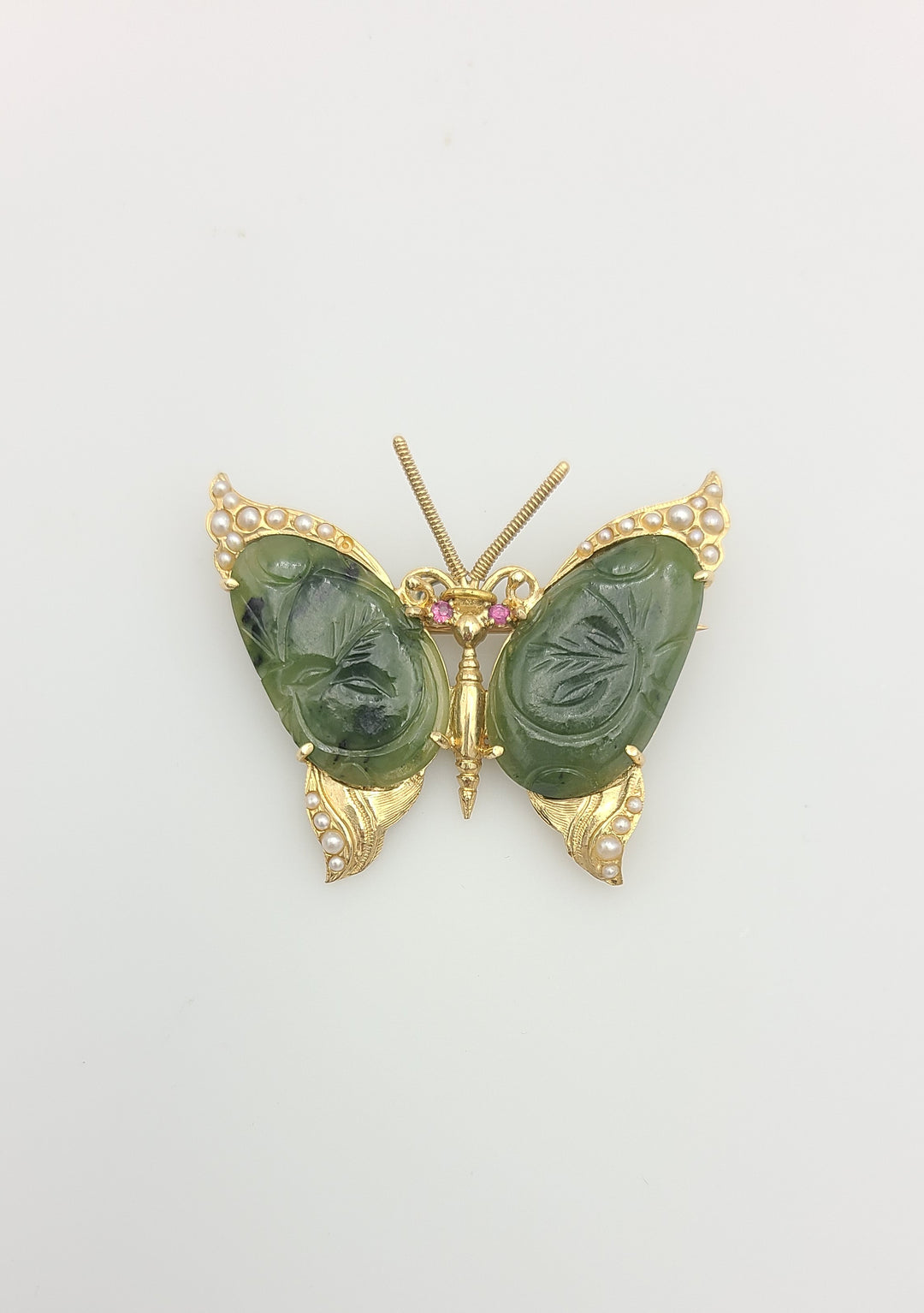 k942 Lovely Vintage 14kt Yellow Gold Nephrite Jade and Seed Pearl Butterfly Brooch Pendant