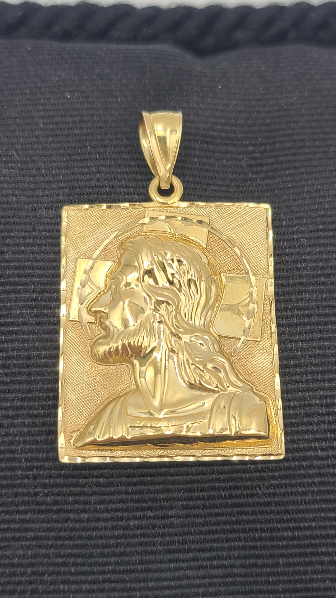 m679 Nice Unisex 14kt Yellow Gold Jesus and Bible Verse Pendant