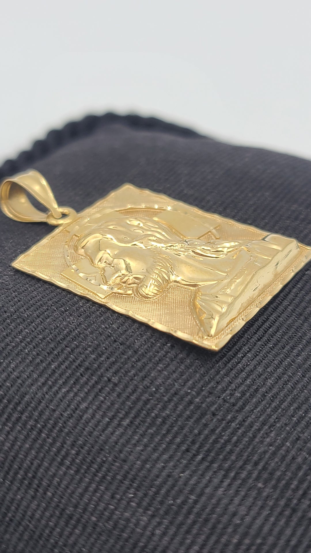 m679 Nice Unisex 14kt Yellow Gold Jesus and Bible Verse Pendant