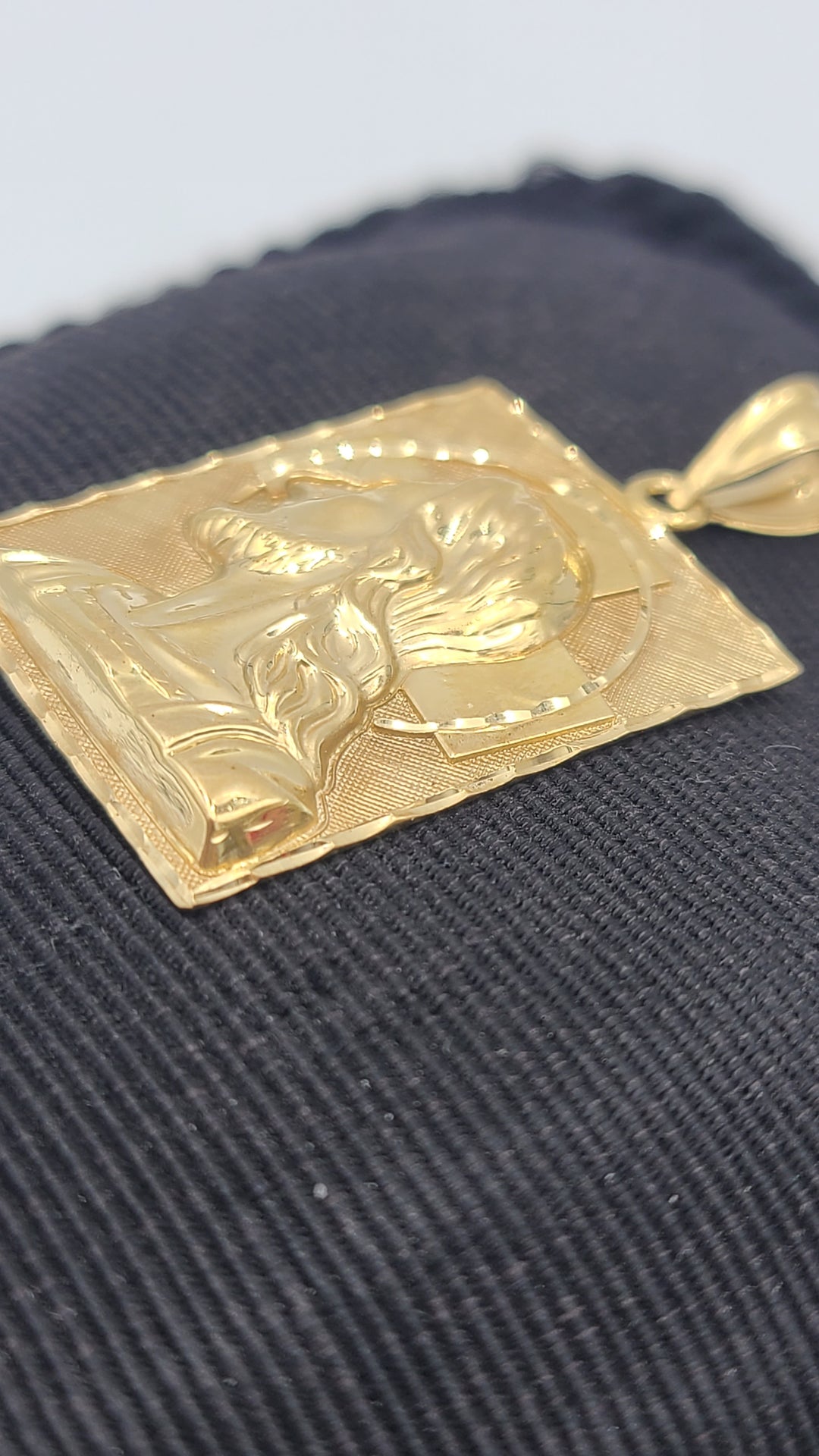 m679 Nice Unisex 14kt Yellow Gold Jesus and Bible Verse Pendant