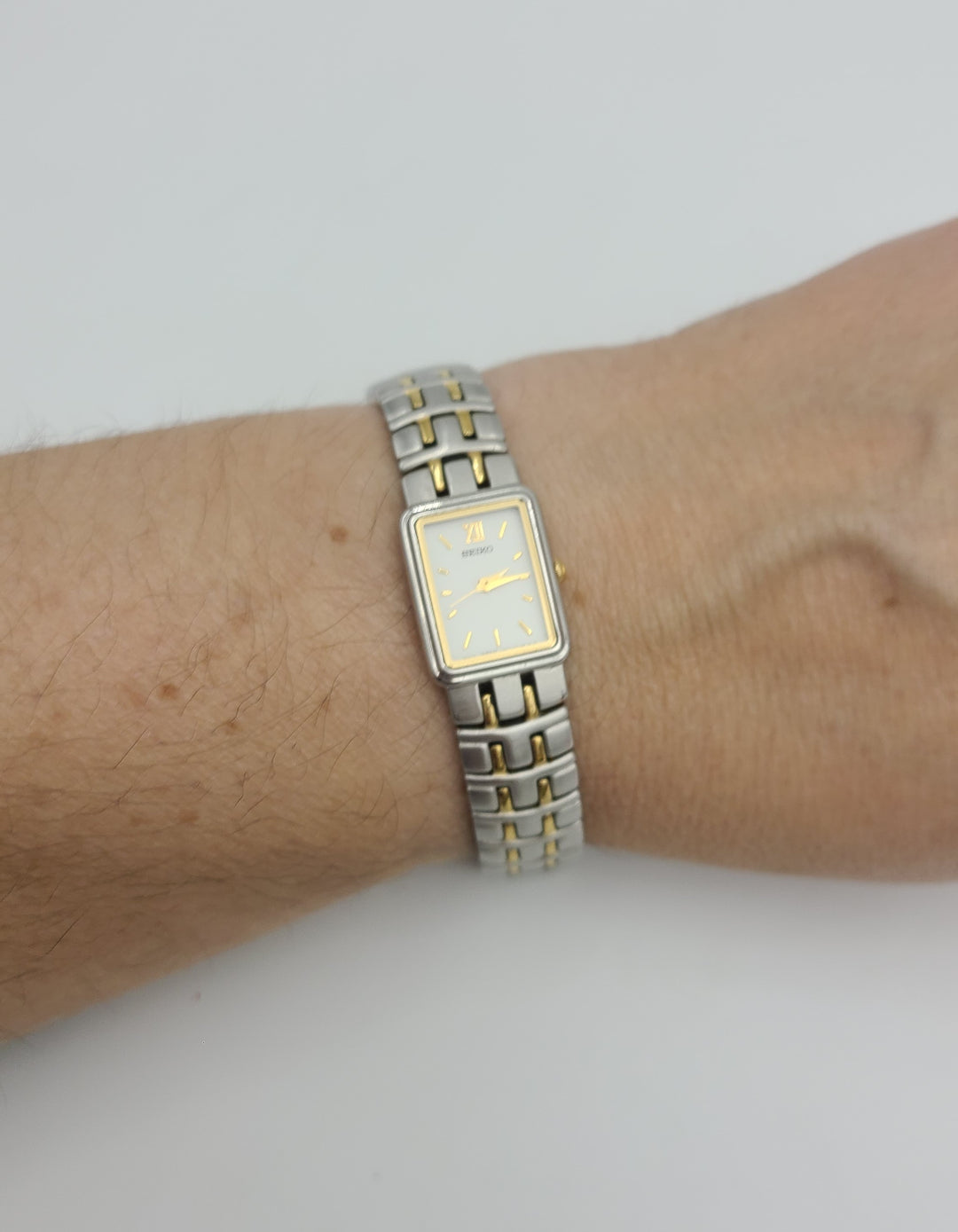 k986 Simple Ladies Two Tone Stainless Steel Seiko Quartz Wristwatch