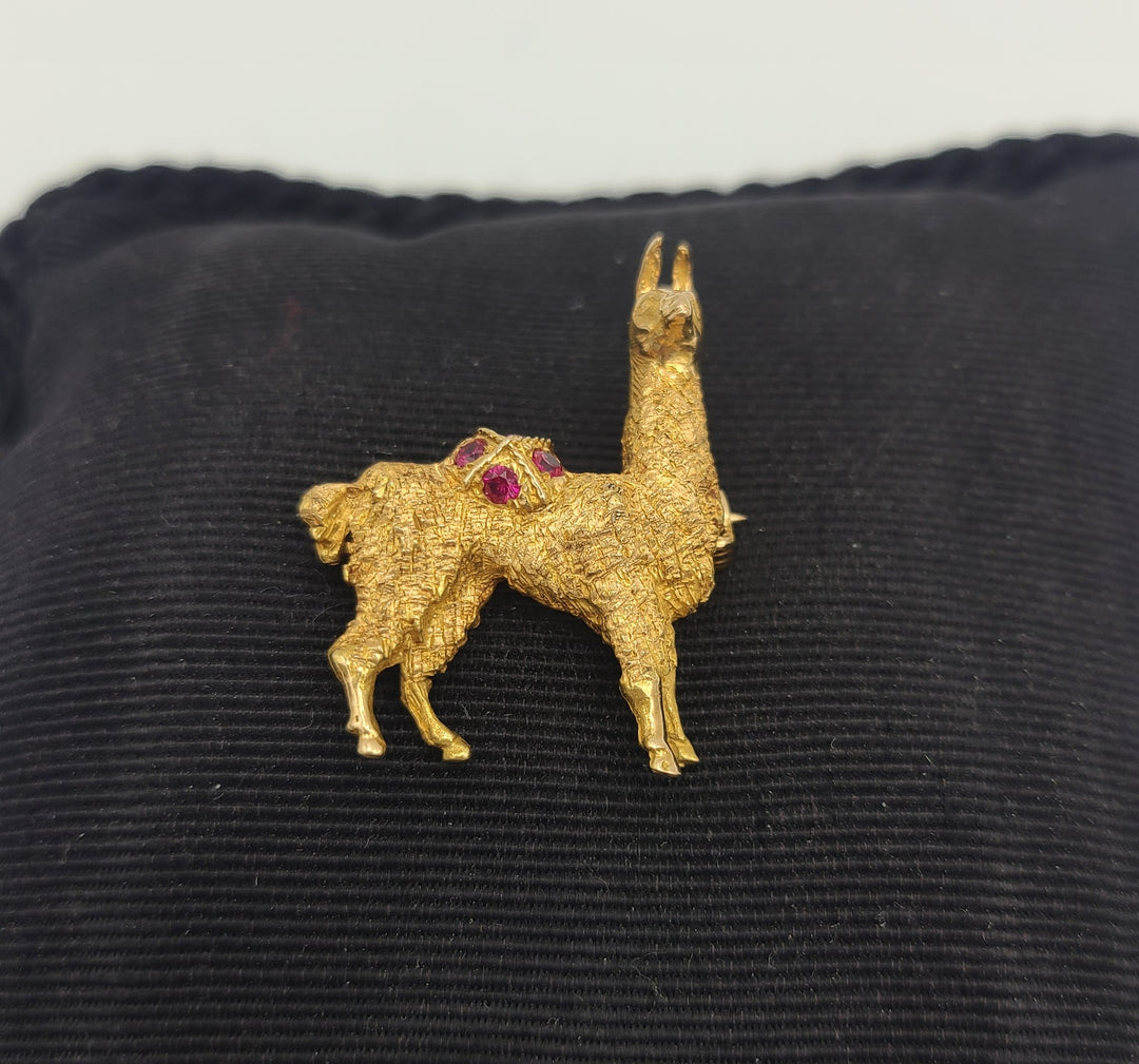 k999 Cute 18kt Yellow Gold Llama Pin with Red Stones