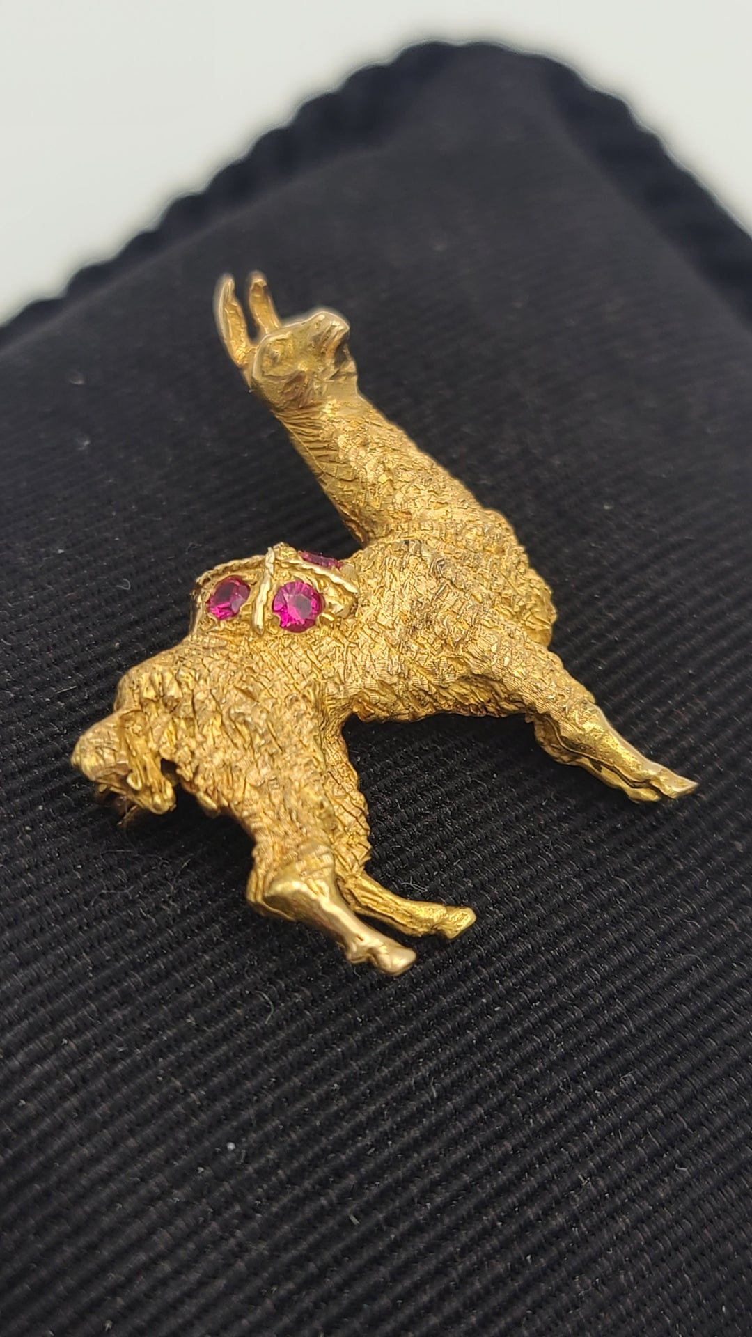 k999 Cute 18kt Yellow Gold Llama Pin with Red Stones
