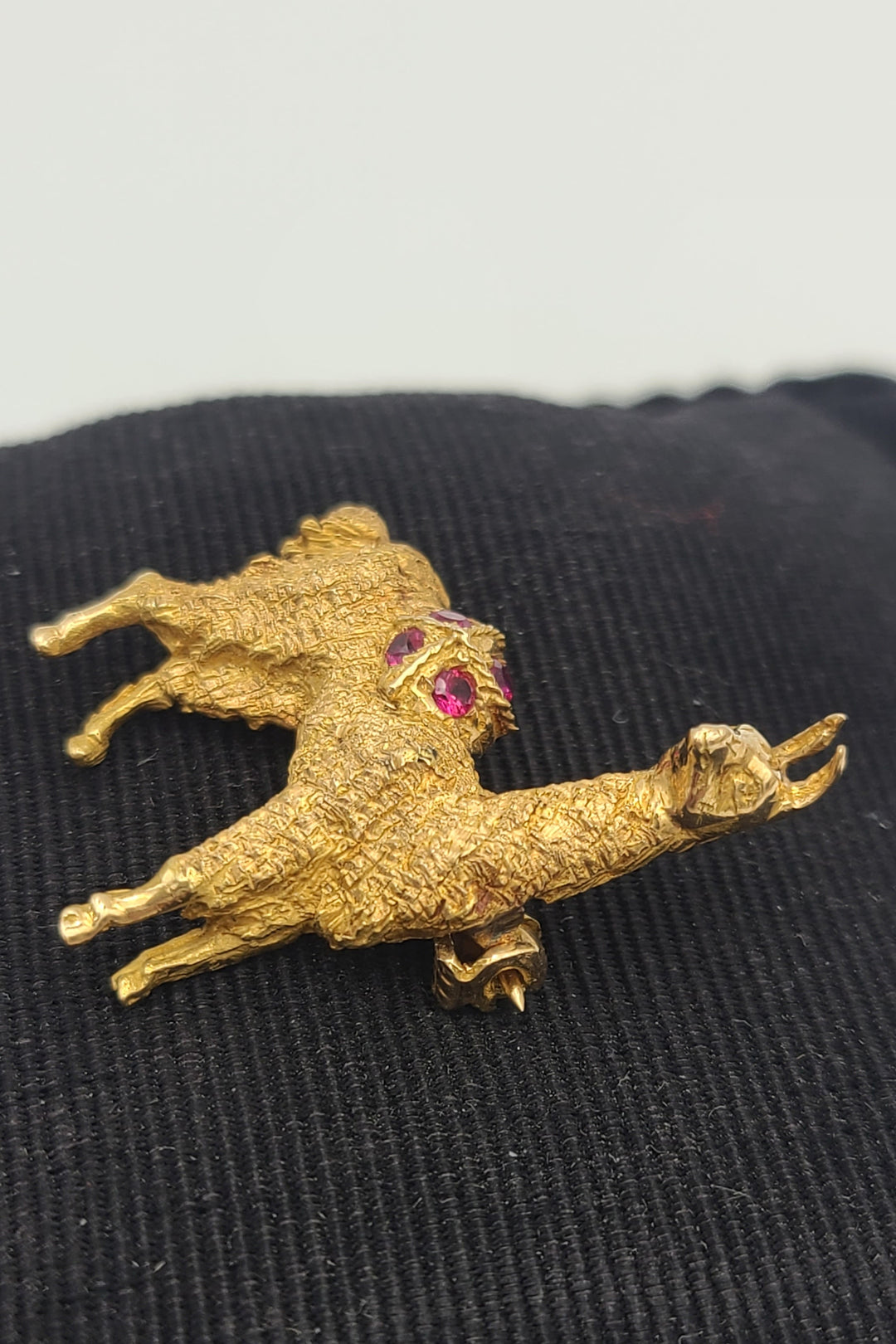 k999 Cute 18kt Yellow Gold Llama Pin with Red Stones