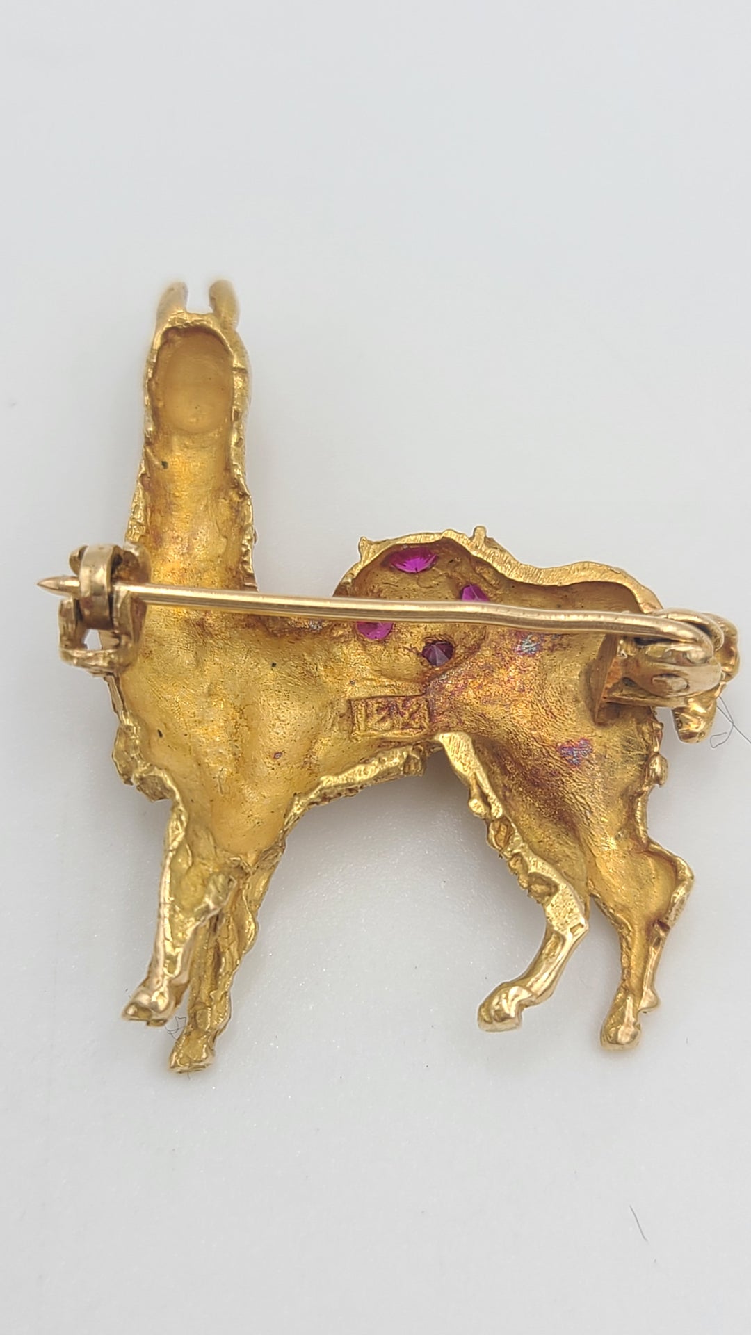 k999 Cute 18kt Yellow Gold Llama Pin with Red Stones