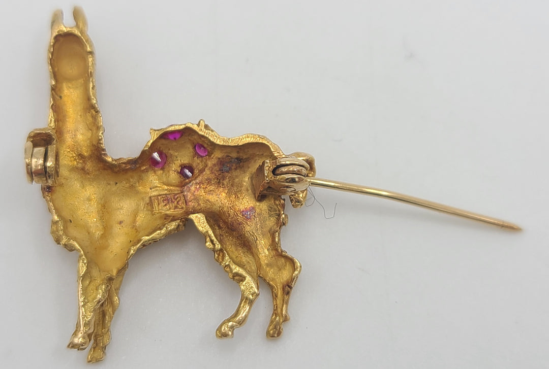 k999 Cute 18kt Yellow Gold Llama Pin with Red Stones