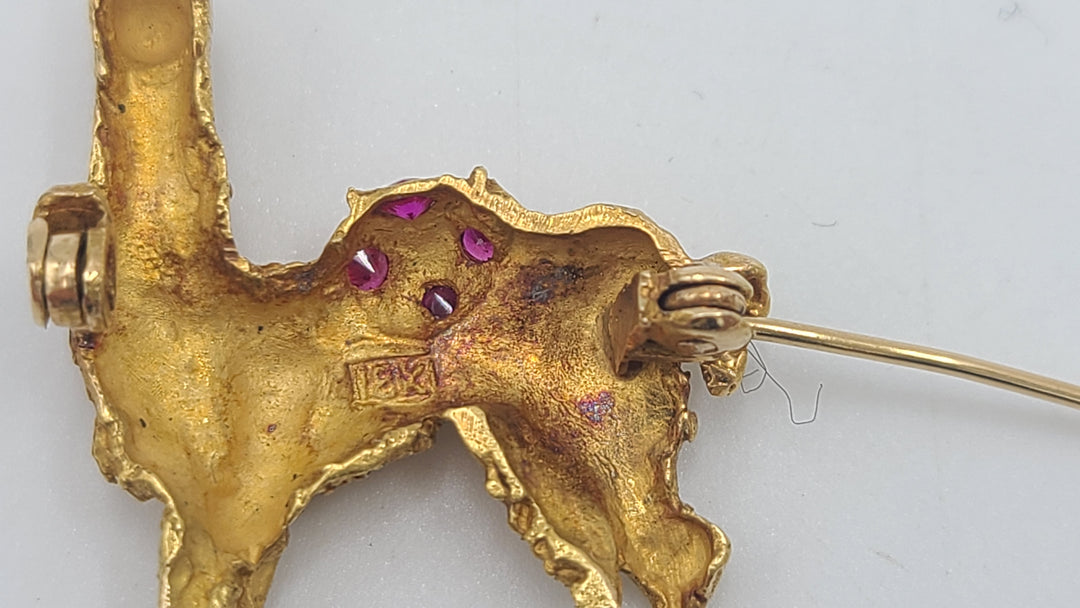 k999 Cute 18kt Yellow Gold Llama Pin with Red Stones