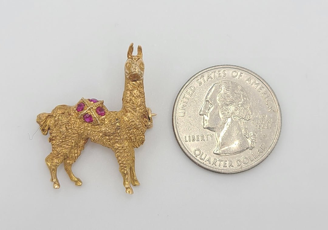 k999 Cute 18kt Yellow Gold Llama Pin with Red Stones