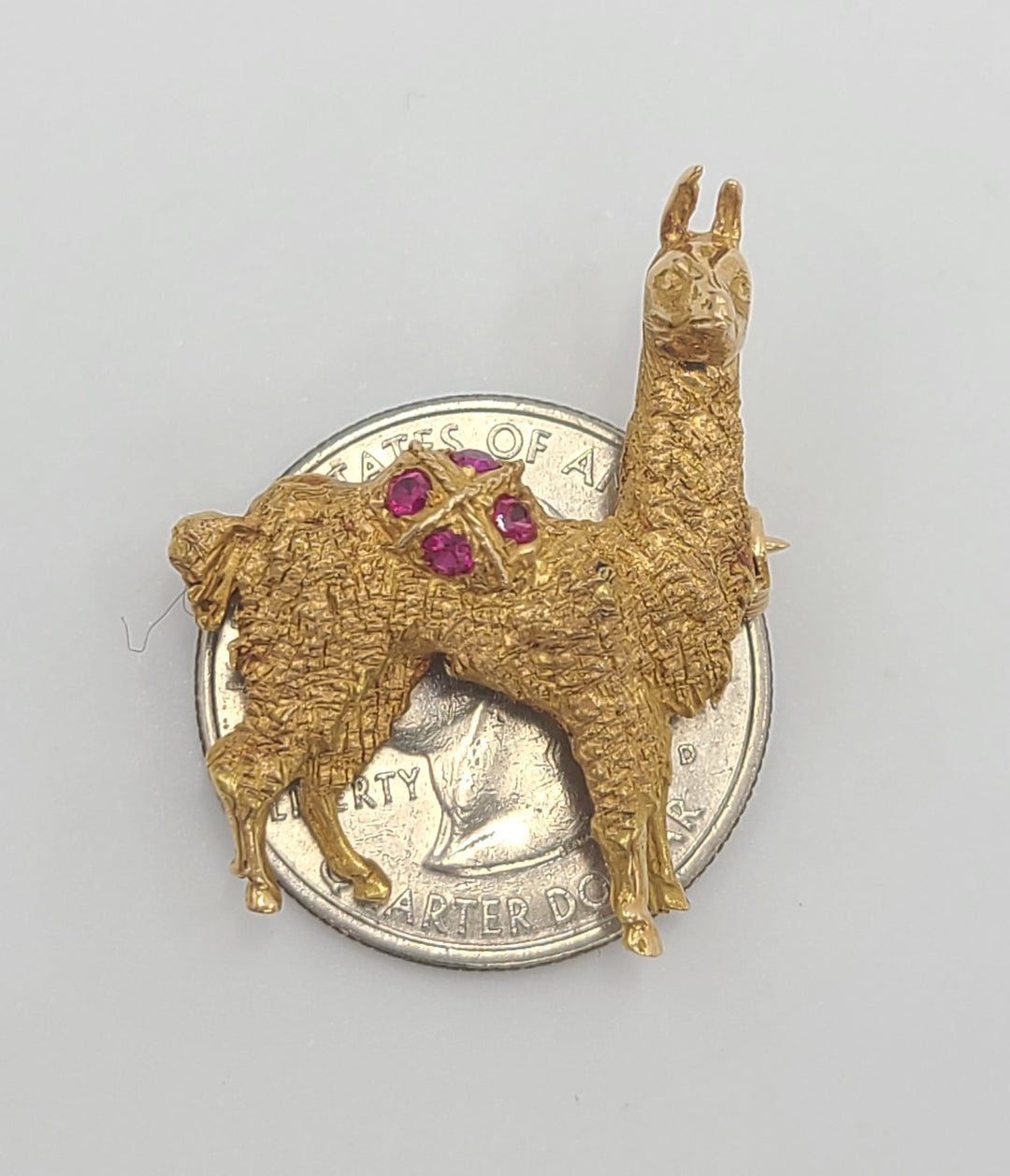 k999 Cute 18kt Yellow Gold Llama Pin with Red Stones