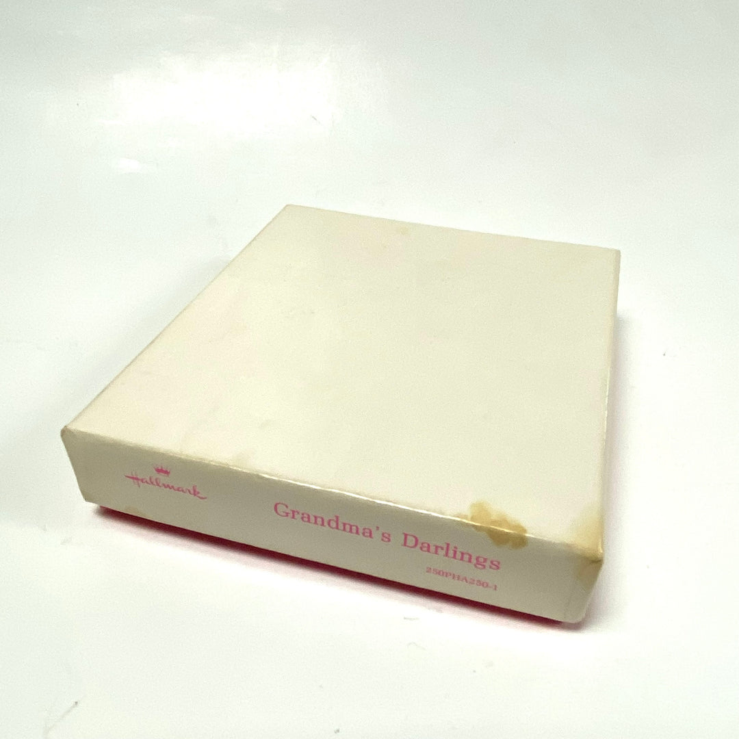 m816 Vintage 1972 Hallmark "Grandma's Darlings" Photo Album Holds 20 Photos
