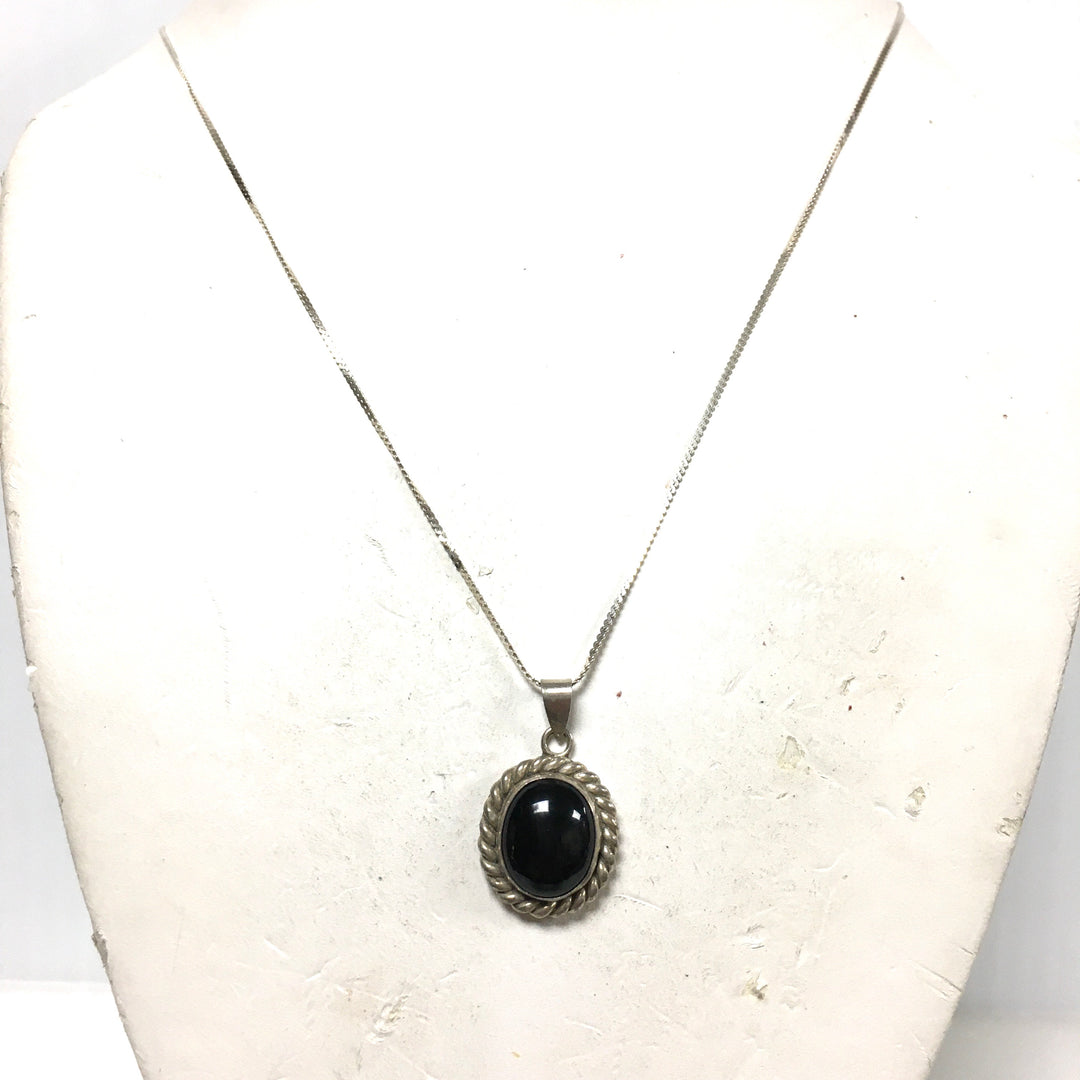 m826 Vintage Sterling Silver Black Onyx Pendant 24" Twisted Link Chain Necklace