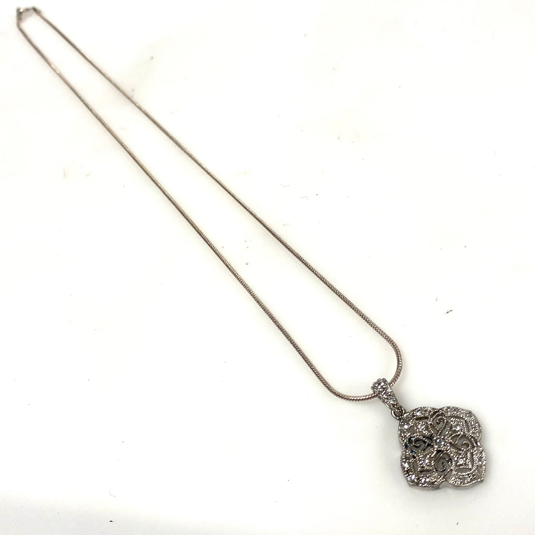 m908 Vintage Sterling Silver Filigree Quatrefoil Pendant 19" Long Chain Necklace
