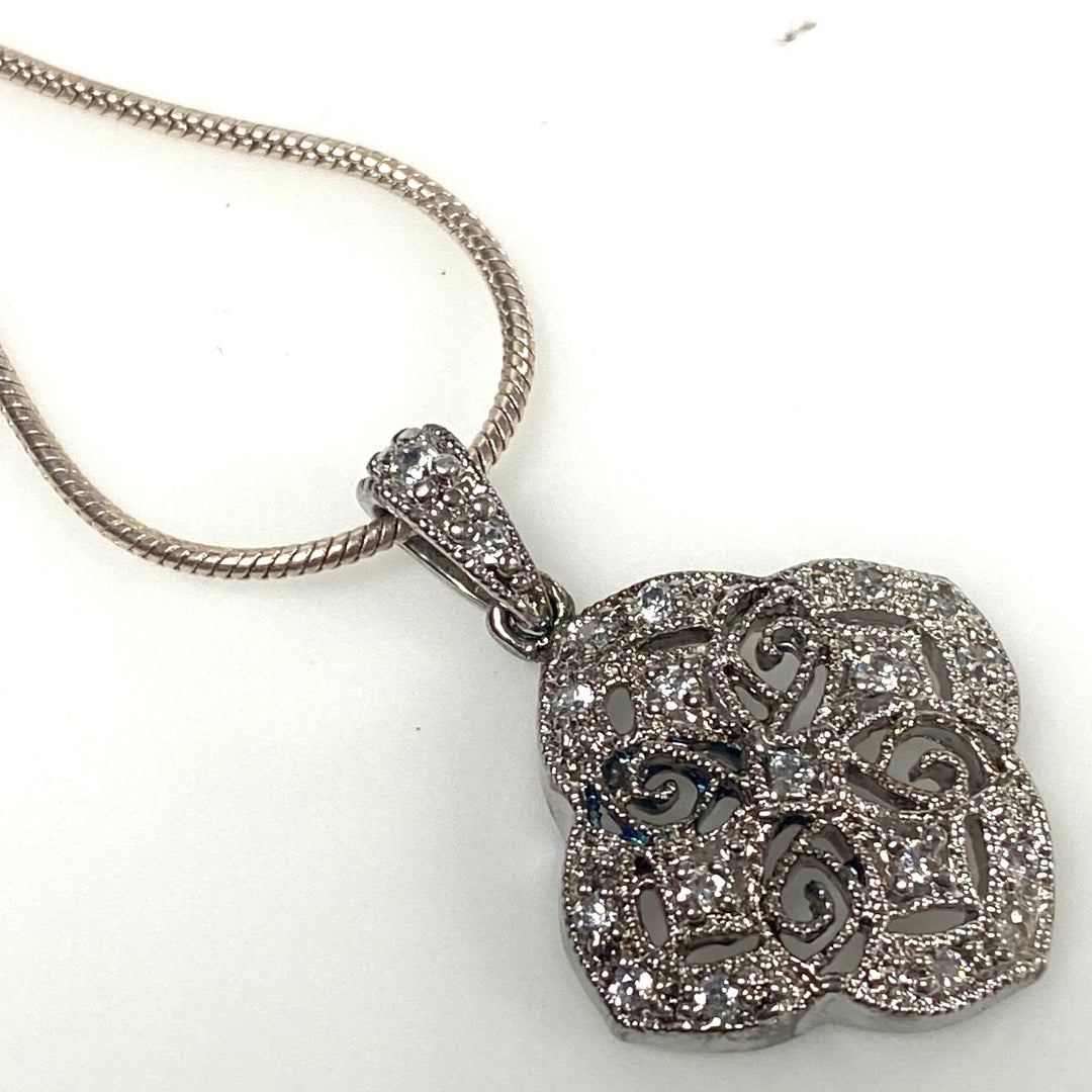 m908 Vintage Sterling Silver Filigree Quatrefoil Pendant 19" Long Chain Necklace