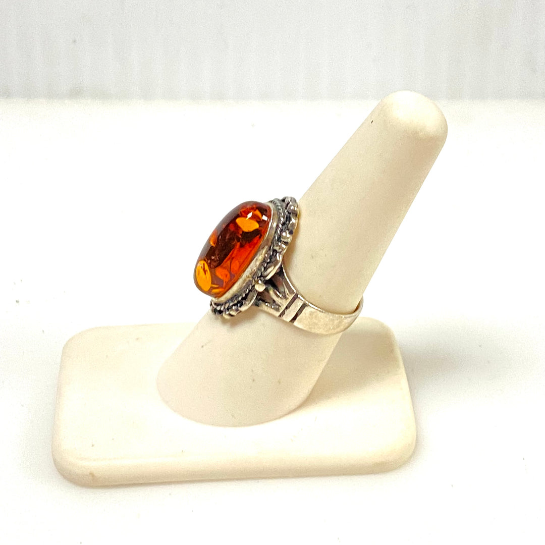 m912 Vintage Sterling Silver Oval Amber Cabochon Rope-like Setting Ring Size 7.5