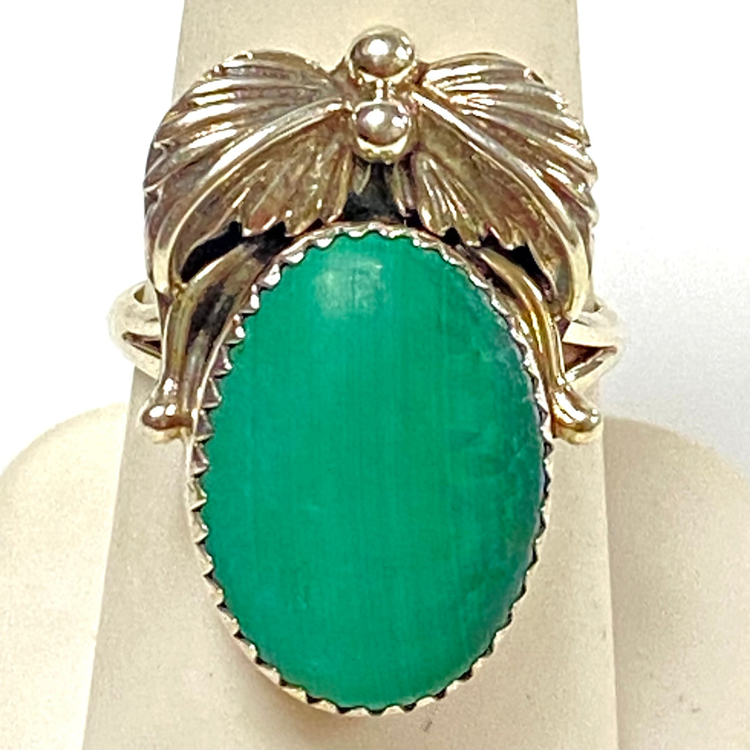 m916 Vintage Southwestern-style Statement Ring Vibrant Oval Malachite Cabochon 8