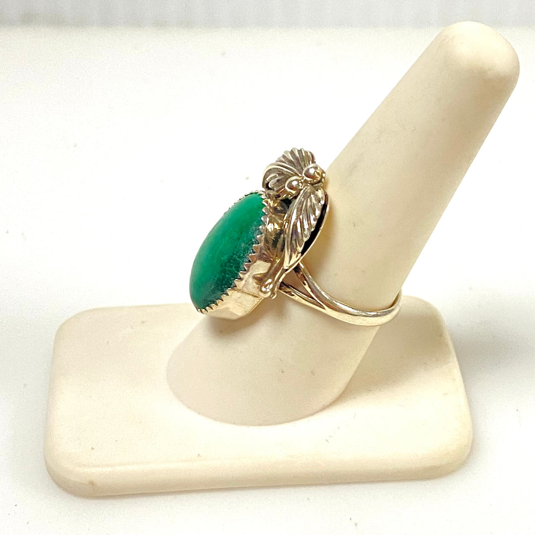 m916 Vintage Southwestern-style Statement Ring Vibrant Oval Malachite Cabochon 8