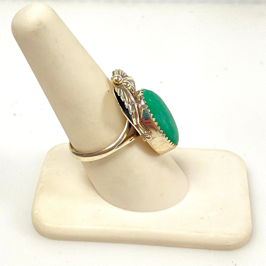 m916 Vintage Southwestern-style Statement Ring Vibrant Oval Malachite Cabochon 8