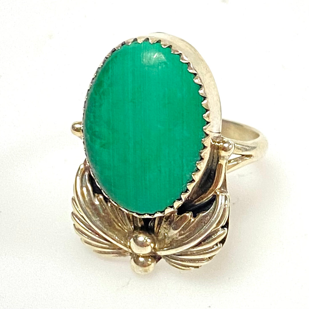 m916 Vintage Southwestern-style Statement Ring Vibrant Oval Malachite Cabochon 8