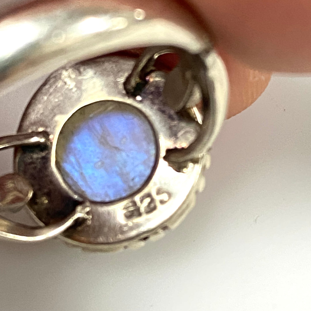 m932 Vintage Sterling Silver Bohemian-style Cabochon Rainbow Moonstone Ring 8.75