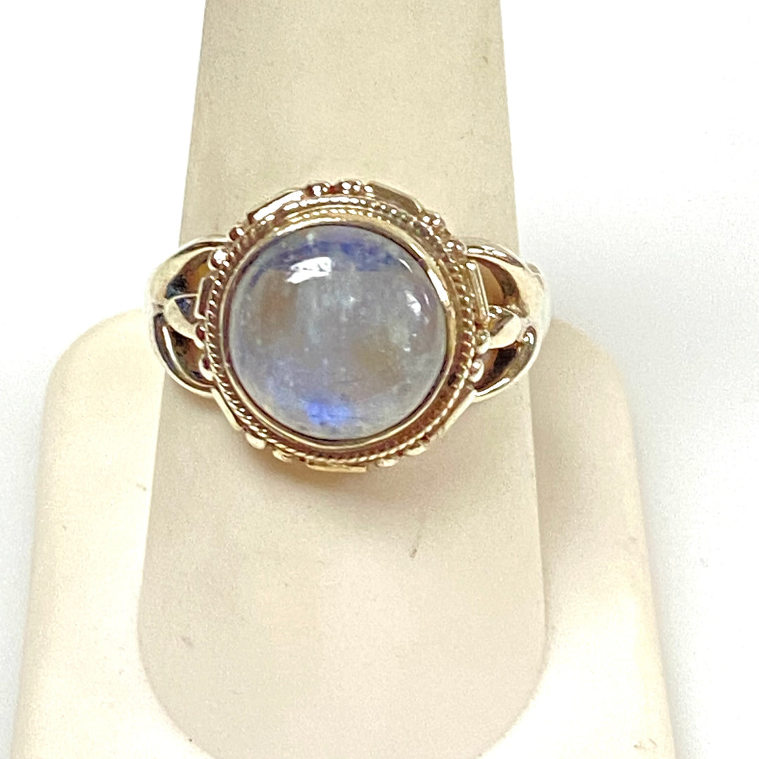 m932 Vintage Sterling Silver Bohemian-style Cabochon Rainbow Moonstone Ring 8.75