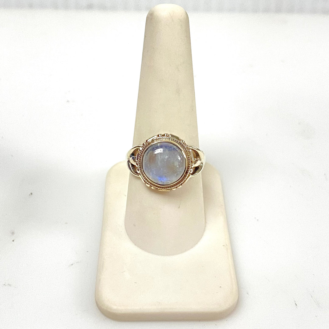 m932 Vintage Sterling Silver Bohemian-style Cabochon Rainbow Moonstone Ring 8.75